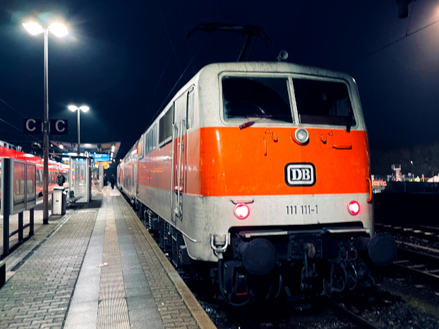 Lokomotive am Bahnsteig