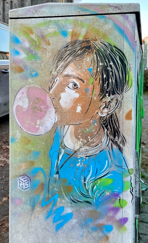 Stencil auf Stromkasten, Mädchen mit Kaugummiblase