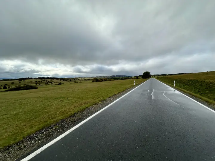 Straße in der langen Rhön