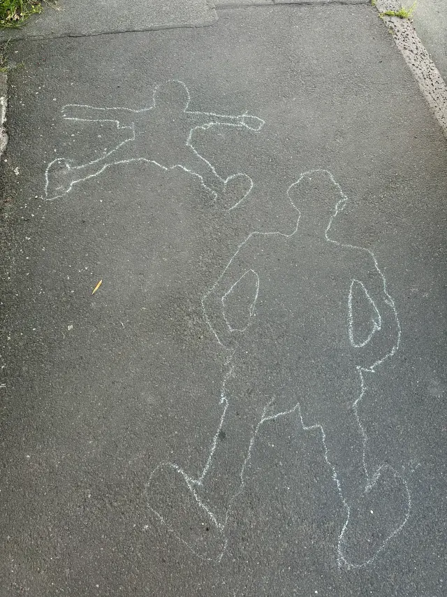 Umrisse von Leuten auf dem Gehweg